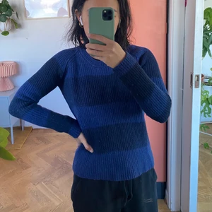 Ulltröja Burberry - Superfin blå randig tröja i 100% ull från Burberry. Storleken är L barn, men den passar som XS. Den är varm och mjuk. 