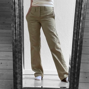 Dickies - Beigea Dickies i slim straight i strl 30x32. Knappt använda, precis som nya🥰 jag är 164cm lång