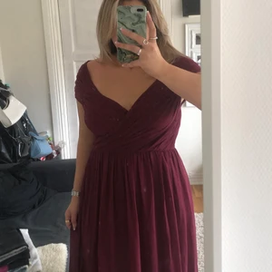 Vinröd/lila aftonklänning - Säljer nu en jättevacker bal/aftonklänning i stl 40. Är mer åt det lila hållet än det röda. Klänningen är uppsydd och passar mig som är 163 cm perfekt utan klackar (finns ingen fåll så man kan förlänga den). OBS‼️ Köparen står för frakten som ej är inkluderat i priset😊