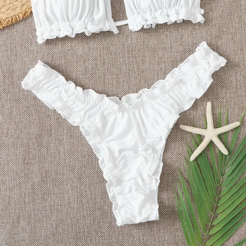Säljer denna vita bikinitrosa, den är minde ”ruffled” i verkligeheten. Helt ny, aldrig använd med lappar och skydd kvar. 💓. Övrigt.