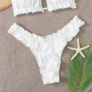 Säljer denna vita bikinitrosa, den är minde ”ruffled” i verkligeheten. Helt ny, aldrig använd med lappar och skydd kvar. 💓
