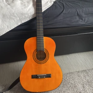 gitarr!!  - en gittar jag köpte för 999 kr för ett år sen för ville lära mig spela , har spelat en gång men gav upp och har nt rört den sen dess, säljer riktigt billigt för vill nt slänga den men vill nt heller ge bort den så vill tjäna nägon slant lä den