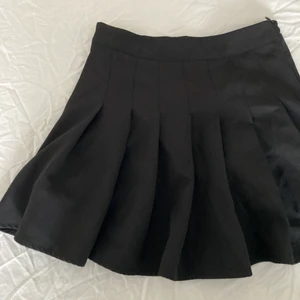 Tenniskjol - Svart tenniskjol från Shein, använd 1-2 gånger så i princip nyskick! 