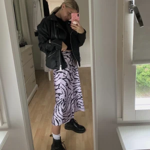 Långkjol - Säljer denna otroligt fina kjolen som passar perfekt nu till våren, går bra att använda ”köp nu” funktionen🤗