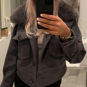 grå meotine jacka - säljer nu min fina meotine jacka💞💞jättefint skick!! köpt i vintras💞💞