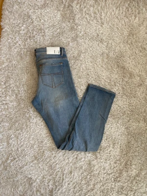 Tiger jeans Herr - Jeans från Tiger of Sweden modell Rex. Normalhögmidja och raka, avsmalnande ben. Strl 32/34. 🐯