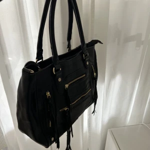 Svart väska - Så snygg väska med gulddetaljer  och fransar!💕 Rymlig!  