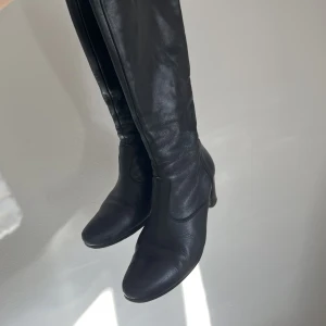 Svarta stövlar  - Svarta höga  stövlar 