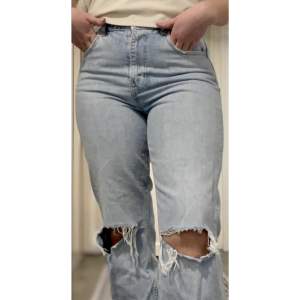 Blåa jeans från Gina! Använda några få antal gånger och därmed bra skick. Det är storlek 40 men kan uppfattas små i storleken. Dom passar mig i längden som är 170cm❣️tvättas innan det postas. Betalning genom Swish! 
