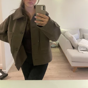 Brun kappa🤎 - En jätte fin både vår & höst jacka som passar till allt, strl M, passar en S och sitter oversized på en XS.🤎 Ordinarie pris var 899kr. Säljer för 500kr. Den är dessutom helt slutsåld hos butik
