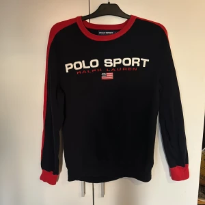 Ralph lauren tröja - Polo sport ralph lauren tröja, skick 9/10 endast använd ett fåtal gånger Nypris 1900:-