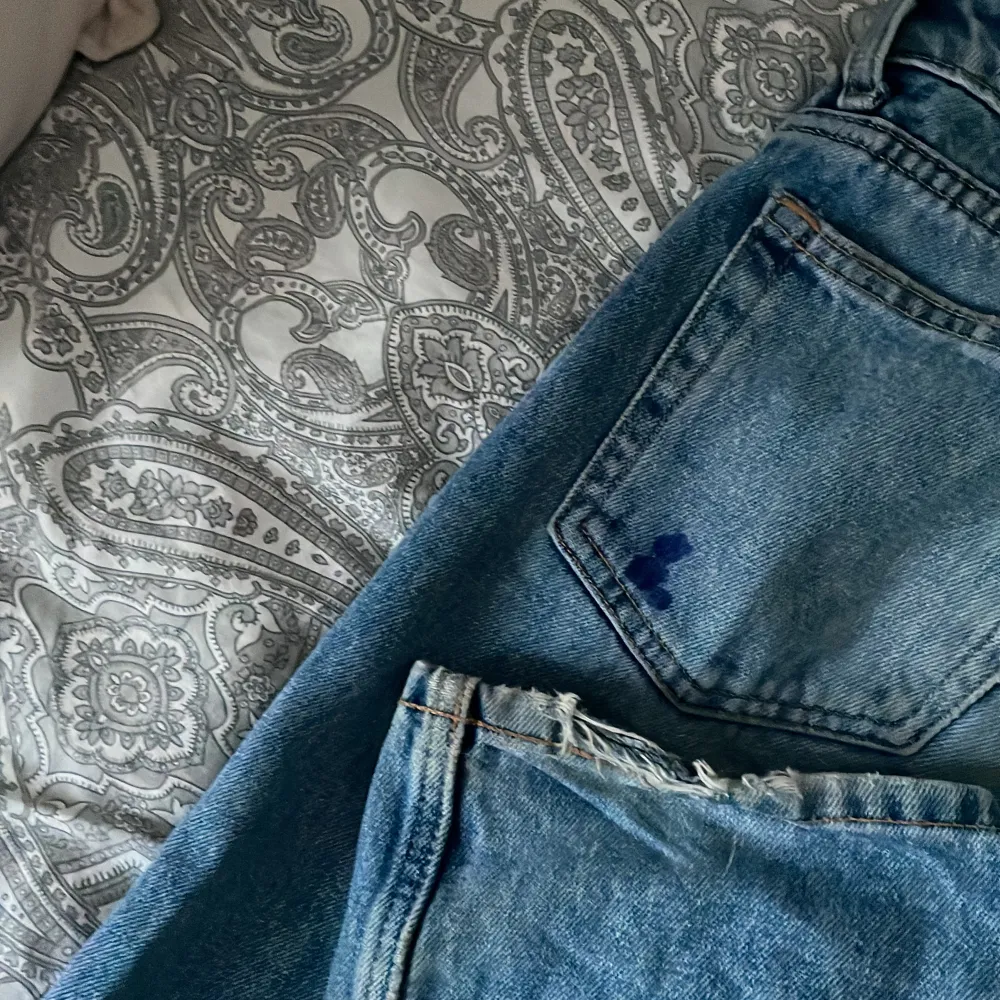 Säljer mina lågmidjade snygga weekday jeans då dem är för små för mig. Lite slitna nere vid benen och har en mörkblå fläck på ena fickan som inte går bort. Modellen Pin. Nypris är 550. Skriv för fler bilder! . Jeans & Byxor.