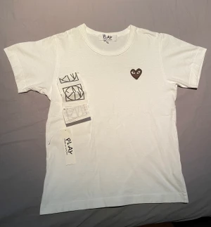 Cdg T-shirt  - Näst intill oanvänd Cdg T-shirt. Köpt på Nk i Göteborg. Kvitto, tags och påse finns! Storlek M.