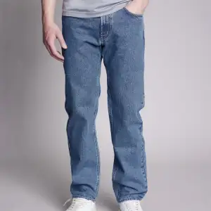 Ett par väldigt fräscha jeans i en snygg, vintage färg!  Nypris: 499kr Säljes pga fel storlek,  