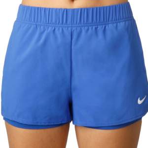 Shorts från Nike. Tennisshorts/paddelshorts i färgen blå. Med undershorts och fickor. Storlek S.