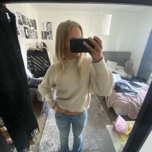 Sjukt fin stickad tröja - Säljer denna superfina stickade tröjan då jag råkade köpa två stycken! Jättefint skick då den aldrig är använd. Den har ett otroligt mönster och är så mysig❤️❤️ Nypris var 590💗priset går att diskutera! Tryck inte på köp direkt!❤️‍🔥