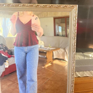 Topp - Säljer den extremt fina och glittriga toppen. Nere vid är det lite volang, bara att skicka för fler bilder.  Skitsnygg till fest osv. ❣️