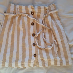 Randig kjol - Randig kjol från Hollister. Bra skick. Köparen står för frakt. 