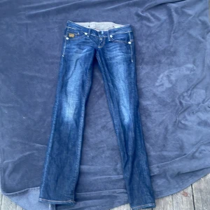 Jeans - Säljer mina helt oanvända g-star jeans som tyvärr är för små för mig de är lite bootcut där nere men också straight de är också lågmidjade 