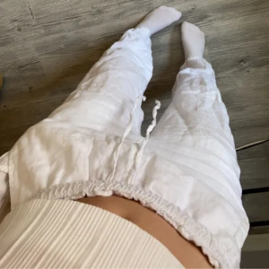 Linnebyxor  - Säljer mina linnebyxor som jag köpte förra sommaren ifrån Chelsea, de är lite skrynkliga eftersom de inte är använda på länge men de går enkelt att fixa! Säljer de eftersom jag istället vill köpa beiga ❤️sitter bra på mig som är 170, köpte för ca 500kr