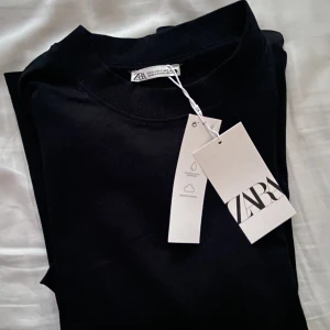 Zara t - shirt💘💘 - Superfin t - shirt med hög krage i storlek L från Zara, kom aldrig till användning eftersom jag redan har massa liggandes hemma. Den är oversixed på mig som vanligtvist bär S/M💘💘