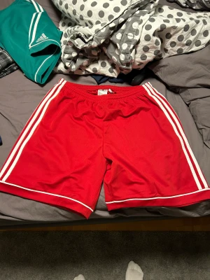 Adidas shorts - Säljer dessa helt nya adidas shortsen pga att de inte används. Nypris var 200kr  Hör av dig om du har fler frågor😊