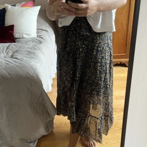 Ganni kjol - En jättefin omlottkjol från Ganni! Storlek 34 men skulle säga att den passar även 36 och 38😊 nypris: 1200 kr