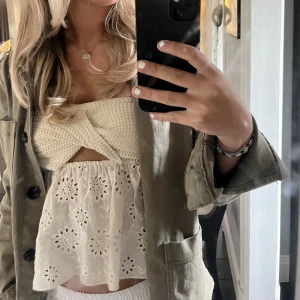 Zara topp - Jätte fin beige topp från zara som ej kommer till användning, använd fåtal gånger nyskick. Skriv för mer bilder. 