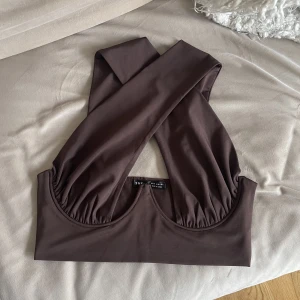 Brun topp - Säljer denna bruna toppen helt oanvänd!
