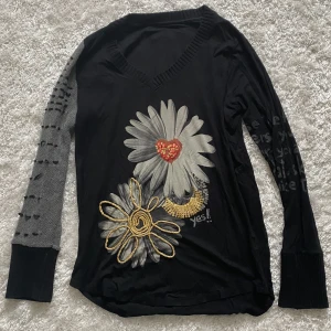 Desigual Tröja  - Tröja från Desigual med en stickad ärm