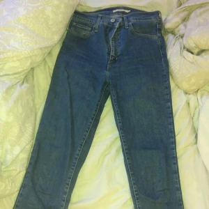 Levi’s jeans - Aldrig använda pga att dom var förlånga i benen, annars hade dom varit jätte fina på, byxorna är väldig uttöjd bara så passar storlek xs-m