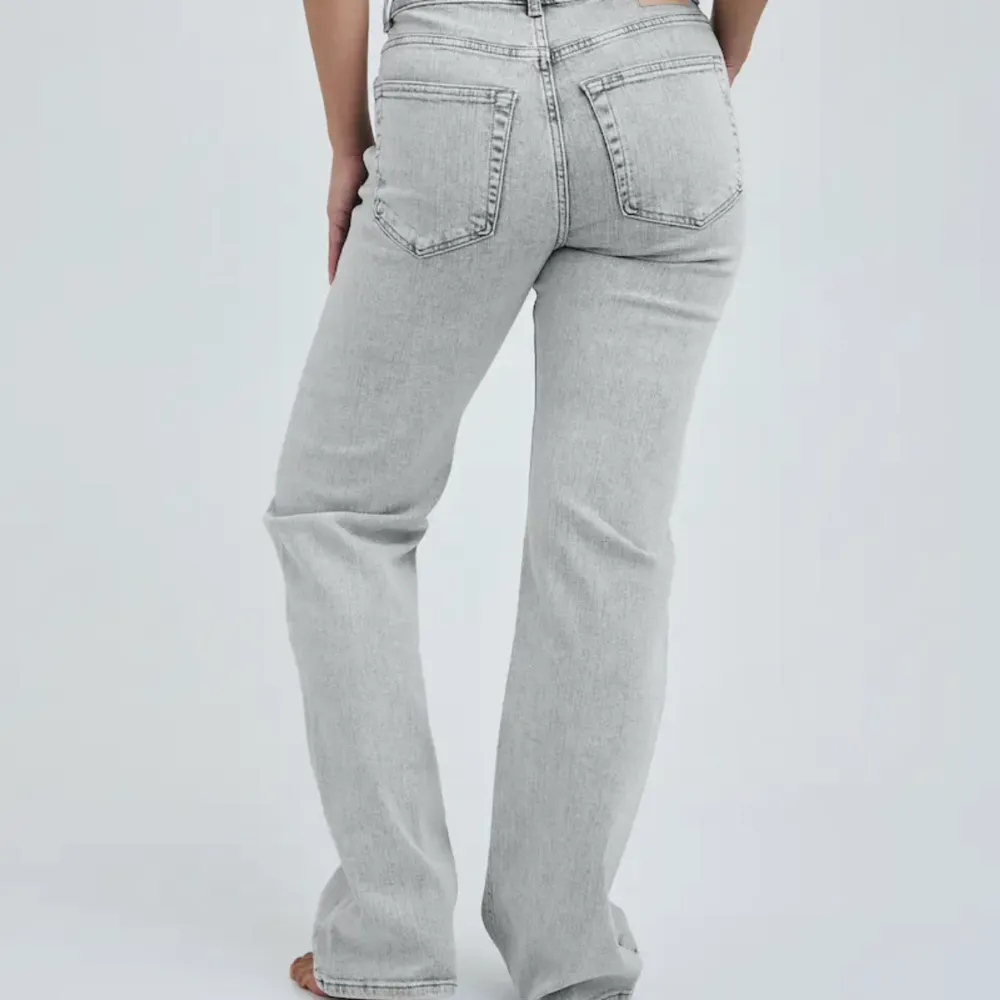 Säljer mina jättefina mid Waits jeans från bikbok, i en grå färg, tyvärr försmå för mig. Skriv privat vid frågor💓 Nypris är 699💓 Jeansen är i längd 34 och är långa på mig som är ca 175. Jeans & Byxor.