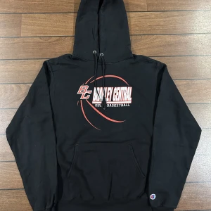 Champion Braley Central Hoodie - Snygg vintage Hoodie i storlek S! Bara att skriva om du undrar över något🙏