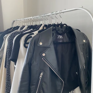 skinnjacka  - snygg skinnjacka från zara i storlek M men passar även s! säljes för kommer ej till användning💓 köptes för 600kr