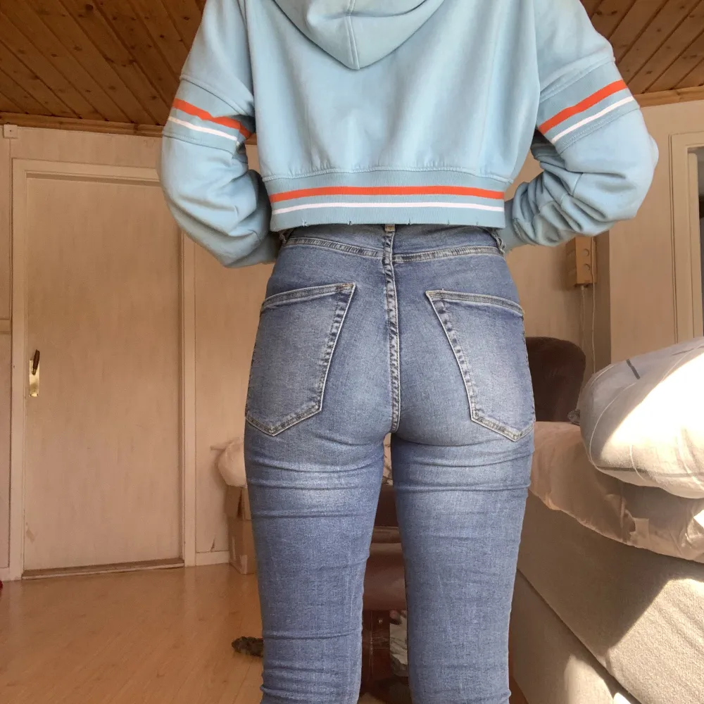 Mörkblå jeans med hög midja. Mycket stretchiga och bekväma. Jeansen blir längre tyvärr inte använda då de inte längre är min stil. Byxorna är i XS men passar mig som vanligtvis har runt S och M. Byxan är 73cm lång från grenen och ned men kan vikas/sys upp. Jeans & Byxor.