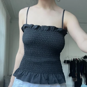 topp stretchig - Stretchig topp, mörkgrå färg. storlek S. helt ny oanvänd endast provad. möts i stockholm eller fraktar 