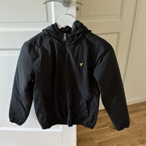 Lyle & Scott jacka  - En lyle & scott jacka i storlek XS. Det är en vårjacka som aldrig blivit använd. 