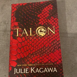 Engelska bok  - Köpte för 150kr säljer den för 30kr och den är en av min favorit bok ( verkligen rekommenderar den om du gillar Fantasi) 