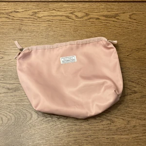 Sminkväska  - En rosa sminkväska. Helt oanvändbar med två stycken fak. Skriv till om du har några frågor: