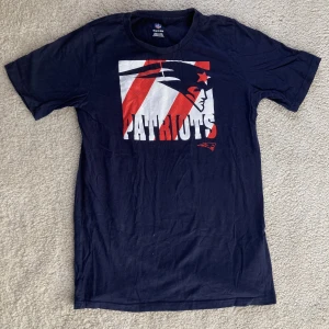 NFL T-shirt ”Patriots” - Cool NFL tröja. Använt typ 5 gånger.