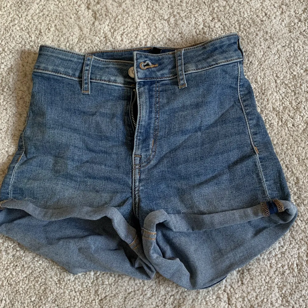 Mörkblåa jeans shorts från H&M. Är bara anstånds fåtal gånger. Köparen står för frakt 💞💞. Shorts.