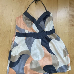 Halternecktop - Superfin halternecktop som är öppen i ryggen! 80kr exklusive frakt. Storlek S🌟