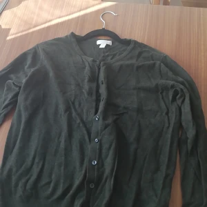 H&m kofta  - Säljer en kofta från h&m storlek L men pasar som oversize. 