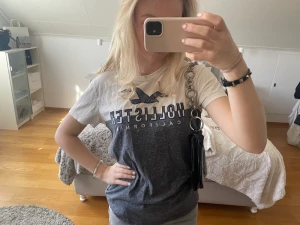 T-shirt från hollister - Tryck gärna på ” KÖP NU”. Nästintill oanvänd t-shirt från hollister i grått och vitt💙storlek XS men stor i storleken så den är mer som en M.