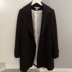 Kavaj  - En svart fodrad kavaj ifrån H&M, storlek 38. 