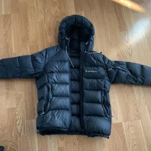 Peak preformence jacka  - Peak performance jacka den är ganska ny använt den några gånger.
