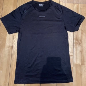 Gorilla wear tränings t-shirt  - Helt ny gorilla wear tränings T-shirt i strl S, supersnygg o trendig träningströja. Säljes då den inte passar