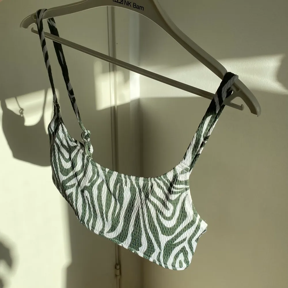 bikinitopp från cubus med grönt och vitt zebramönster 🤍 Står ingen storlek i men skulle säga xs/s eller 34 💐Använd väldigt fåtal gånger . Övrigt.