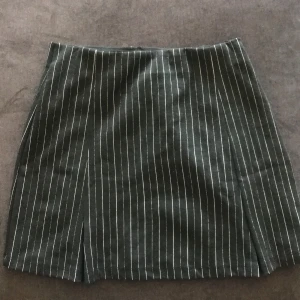 Kjol - En kjol från Gina, i strl xs. Helt oanvänd!