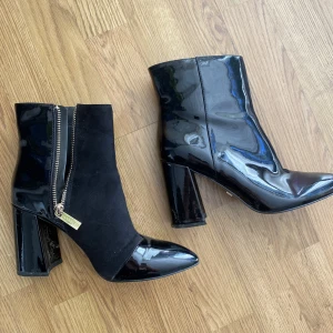 Svarta klackskor  - Jättesnygga klackskor i både ”skinn” och sammet, storlek 37